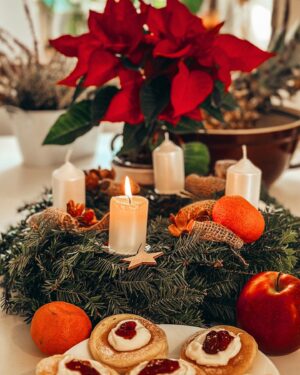 Michaela Kuklová Instagram - Moc vás zdravím z Hudebního divadla v Karlíně, kde hrajeme odpoledne Alenku v kraji zázraků. Ovšem včera jsem zahajovala advent v Alšově jihočeské galerii a dostala jsem dárkem nejen úžasné knížky o malířství, ale taky soukromou prohlídku zámku Hluboká. Šla jsem zazimovanou trasu. Byla jsem promrzlá a nadšená. Vidět tenhle skvost z venku i zevnitř neomrzí. Přikládám pár fotek. 
Vám přeju klidný adventní čas v lásce, radosti a pohodě.❤️
#nedele #advent