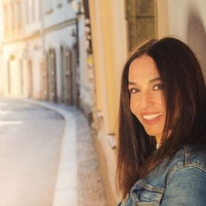 Michaela Kuklová Instagram - Venku dýchá jaro, jsem doma a maluju. Nedělní klid prosvícený sluníčkem, je mi hezky. Spala jsem dlouho. Vždycky slastně dospávám týden, kdy mě budík budí v šest bez ohledu na pozdní příchod z představení. Jsem sova, jak mám možnost, bývám vzhůru dlouho do noci. Ten noční poklid, kdy všichni spí a já si maluju, čtu a nebo koukám na film, je úžasný. 
Fotka je od @linda_orlik_photography2 (Děkuju, Lindi) Atmosféru jejích fotek miluju. Tak vnímám svůj svět. Mějte příjemnou neděli a nezapomeňte, večer na Instagramu losuju 3x balíček krmiva od @pucalka_krmiva pro pejska nebo kočičku, každý v hodnotě 2.000,- 
#jaroseblizi
