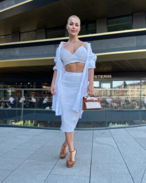 Michaela Marková Instagram - About today 🇮🇹🍝… a naše dnešní rande v @losteria.cz v překrásné @masarycka_spojuje 

Jak se Ti líbí můj dnešní outfit a kombinace barev? 
Jsem na tvůj názor zvědavá, dej mi vědět do komentáře 
_______________________________________________
#dnesnosím #dnesnosim #dnesobliekam #dnesobouvam#dnescvicim#dnesobouvam #czechgirl #slovakgirl #stylove #obleceni #oblecenie #oblečení #oblecenie
