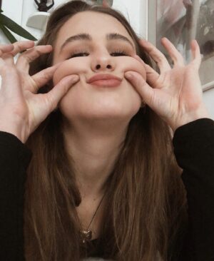Michaela Petřeková Instagram - Mám pocit, že do sebe furt někdo něco píchá, upravuje, odstraňuje, přidává.
Proto chci vynést své #squishycheeks na které jsem pyšná!