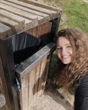 Michaela Petřeková Instagram - Dneska v zoo. Plno krásných zvířat. Ale s těmahle se nikdo fotit nechtěl. Tak aby jim to nebylo líto. #vosyajá