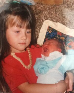 Michaela Petřeková Instagram - Nostalgická chvilka a dvě nejdůležitější ženy v mém životě. Tyhle fotky miluju. 

Stejně tak jako Sárinčinu trpělivost, která na první fotce přímo srší. 

Miluji Vás a děkuji Vám. ✨