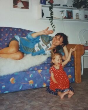Michaela Petřeková Instagram - Nostalgická chvilka a dvě nejdůležitější ženy v mém životě. Tyhle fotky miluju. 

Stejně tak jako Sárinčinu trpělivost, která na první fotce přímo srší. 

Miluji Vás a děkuji Vám. ✨