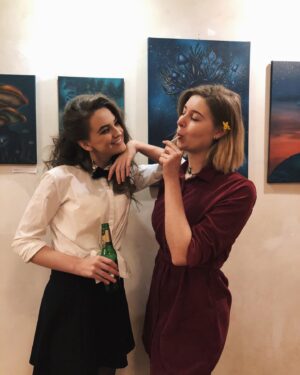 Michaela Petřeková Instagram - V 1.třídě:
,, Až vyrosteme, já budu herečka a Ty malířka, jo Magdi?"
,, Jo a budeme žít v Prazeee!"

Tak jsme asi vyrostly.
 #kamarádkyodplenek