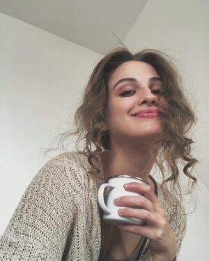 Michaela Petřeková Instagram - Selfičko s kávou. Protože káva je život. Cheers!☕️