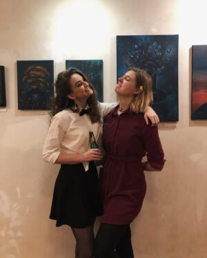Michaela Petřeková Instagram - V 1.třídě:
,, Až vyrosteme, já budu herečka a Ty malířka, jo Magdi?"
,, Jo a budeme žít v Prazeee!"

Tak jsme asi vyrostly.
 #kamarádkyodplenek