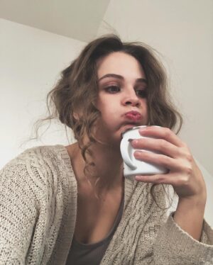 Michaela Petřeková Instagram - Selfičko s kávou. Protože káva je život. Cheers!☕️