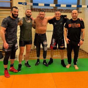Michał Materla Instagram - Kończę kolejny już obóz tym razem @arrachion_olsztyn z poczuciem dobrze i solidnie wykonanej pracy . Najważniejsze świetnie spędzonym czasem prywatnym z @mamed_khalidov , jak za młodzieńczych lat . Dziękuję @pawel_derlacz_coach , @szymonbonkowski i wszystkim zawodnikom za możliwość i robotę na macie . Szacunek i do zobaczenia 🫡