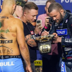 Michał Materla Instagram - Yesterday we had beautiful moments but today is the time for the fight 👊
@pawel.pawlak.mma vs @michal_materla 

More info about this special action find on ➡️ @fundacja_cancerfighters