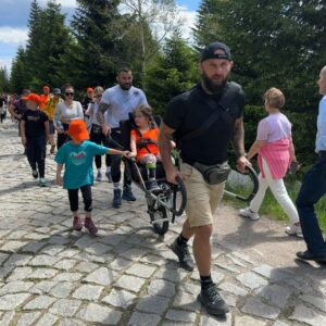 Michał Materla Instagram - Dzięki wsparciu i uprzejmości @fundacjawgoryserca i @skivegas.pl spędziliśmy aktywnie i uczynnie wyjątkową sobotę ! Uśmiech Poli i Korneli jest bezcenny .