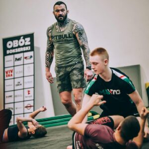 Michał Materla Instagram - Zimowy @obozmma.pl dobiegł końca . Wyjątkowy czas , gdzie ciężkie treningi były świetnie zbalansowane dobrym humorem , relaksem i pysznym jedzeniem . .  Dziękuję @plociennik_marta za zaproszenie . Dziękuję kadrze trenerskiej za fantastyczną atmosferę i uczestnikom za zaangażowanie 🫡.
