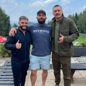 Michał Materla Instagram - Ogromna przyjemność i  wyróżnienie  poznać wyjątkowego wojownika i  osobowość @usykaa . Zunifikował wszystkie najważniejsze pasy w wadze #cruiser i jest na ostatniej prostej żeby powtórzyć ten sam wyczyn w wadze królewskiej (ciężkiej ). Powodzenia w nadchodzących wyzwaniach .