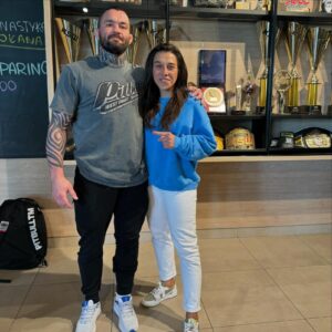 Michał Materla Instagram - Zawsze miło jest gościć taką wyjątkową postać w @btgympolska ! Dziękujemy @joannajedrzejczyk za to znalazłaś chwilę żeby nas odwiedzić i podzielić się swoim doświadczeniem i wiedzą z kolejnymi generacjami . To był bardzo miło spędzony czas .