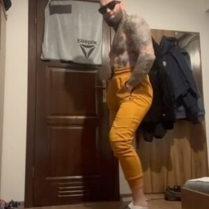 Michał Materla Instagram - Uwaga piątek ! 
Nawet na  @obozmma.pl nie możemy zapomnieć o dobrej atmosferze na weekend , w szczególności jak się jest w pokoju z @danielomielanczuk ! 
@boss_dzairo CZELENDŻ AKCEPTET 🫡🤜🏻🤛🏻