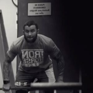 Michał Materla Instagram - Orły potrafią dożyć 70 lat dzięki swojej sile psychicznej. 
Po 40 latach każdy orzeł musi podjąć trudną decyzję. 
Ich pazury nie są już wystarczająco ostre, by polować.
Ich dziób staje się słaby i tępy.
Ich pióra stają się grube.
Po 40 roku życia każdy orzeł ma dwie opcje:
umiera, lub przechodzi bolesną przemianę.
Orzeł musi dotrzeć do olbrzymiej góry i miażdżyć dwój dziób o skały aż do całkowitego rozpadu. 
Na miejscu dawnego wyrasta nowy dziób.
Nowym dziobem orzeł wyrywa swoje pazury, wyrastają wtedy nowe.
Następnie orzeł wyrywa swoje pióra, aby odrosły nowe.
Ta bolesna przemiana trwa 150 dni.
Ale po przejściu jej orzeł otrzymuje nowe życie.
W tym życiu pojawią się przeciwności, ale pokonywanie ich ujawnia piękno życiowych skarbów.
Jeśli nie cierpisz podczas procesu, istnieją szanse, że nie uchwycisz sedna. 
Lecz jeśli to znosisz, gratulacje. Rozwijasz skrzydła każdego dnia. Minęło 40 lat to już czas …
📽️ @mavisionfilm 
💡 @vawzen 
…………………………………………………….

 @tenzipolska @ihsteam @bksolarsystem.pl @btgympolska @st_medical_clinic @pitbullsports @vitamin_clinic @kruksdifferent @selected_athletes_management @protein_point_szczecin @steakhouse_evil_szczecin @stockholm.calling.eyewear @fundacja_cancerfighters @skivegas.pl @asobecar @pagat_szczecin @przystanek_w_drzewach @iphone.szczecin.pl @columbususacars @gonzo_szczecin #ALSECCO #KMS #STEMB