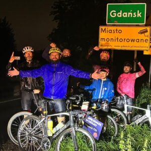 Michał Materla Instagram - Wczoraj mieliśmy fantastyczną przygodę  z wyjątkowym akcentem . Zdecydowanym bohaterem wczorajszej akcji był @paawelec ! Większość normalnych ludzi w niedziele odpoczywa ,ale My razem z super ekipą kolarzy-amatorów wystartowaliśmy o 6:00 rano w trasę ze Szczecina do Gdańska czyli 351km rowerami . Jakiś czas temu Paweł podjął zakład  z jednym z naszych  kolegów ,który powiedział ,że Paweł nie da rady przejechać na rowerze trasy Szczecin-Gdańsk w 24/h . Paweł oczywiście podjął wyzwanie i zasugerował ,że w momencie kiedy to zrobi to nasz klubowy filantrop ma przelać konkretną sumę na pomoc w rehabilitacji Poli Omielanczuk👍🏻. 
To naprawdę okazało się wymagające wyzwanie w szczególności ,że ostatnie 100km było już po zmroku i ulewnym deszczu co przy ogromnym zmęczeniu  bardzo dawało się we znaki . Ja oczywiście uwielbiam wyzwania ,a jeszcze bardziej lubię pomagać . W momencie kiedy możemy połączyć te dwie sytuacje to jak Paweł opowiadał mi o swoim zakładzie, zanim skończył to oczywiście powiedziałem ,że dołączam do teamu ! Mimo że musiałem zejść z trasy po 208km i czuje niedosyt , to cieszę ,że mimo przeciwności losu i brakiem minimalnego przygotowania rowerowego w tym sezonie spróbowałem wyjść z mojej strefy komfortu i pobiłem kilka prywatnych rekordów (najdłuższy dystans , średnia prędkość, czas jazdy) . To był długi  i wyczerpujący dzień ,ale warty każdej minuty i satysfakcji z możliwości pomocy Poli . Dziękuje całemu Teamowi:  Ani , Danielowi ,Krzyśkowi , Darkowi, @m4tevsz i oczywiście niezastąpionemu Wojtkowi ! 
Jeżeli doceniacie wyczyn Pawła ,ale przede wszystkim chcielibyście wesprzeć Pole to będę wrzucać codziennie na story filmik z wyprawy , z  linkiem do zrzutki na Pole . Będzie nam bardzo miło jak docenicie nasz wysiłek i wyślecie symboliczną złotówkę 🙏🏼