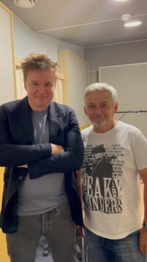 Michal Suchánek Instagram - Naši experti @suchanek.michal a Petr Kolečko nebudou zahálet ani o prázdninách. 😎✌🏻 Zeptejte se jich na cokoliv a kluci vám s vašimi životními trablemi pomohou. 😁

#Frekvence1 #Coze #MichalSuchanek #PetrKolecko #Moderatori