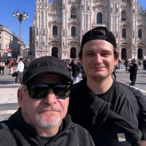 Michal Suchánek Instagram - výlet s tatínkem do Milána na jeden zátah. Ráno tam, po zápase zpět. Probíhalo to asi takhle nějak..

1. to je taková pohoda, že mě ty italové neznaj a pořád na mě někdo nečumí
2.doprdele, to náměstí je ale plný čechů. dělej pujč ty mi brejle 
3.vidim Zlatana, tamhle sedí. vyfotil bych si ho ale je mi to trapný
4.tam nahoře za náma je celý to červenobílý náměstí
⁣
Docela náročný, ještěže nás tam trenér nedal 🔴⚪️ @slaviapraha díky 🚀 voteklý nohy máme doteďka 😀
(červená to nebyla ani tam, ani tady)
