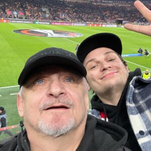 Michal Suchánek Instagram - výlet s tatínkem do Milána na jeden zátah. Ráno tam, po zápase zpět. Probíhalo to asi takhle nějak..

1. to je taková pohoda, že mě ty italové neznaj a pořád na mě někdo nečumí
2.doprdele, to náměstí je ale plný čechů. dělej pujč ty mi brejle 
3.vidim Zlatana, tamhle sedí. vyfotil bych si ho ale je mi to trapný
4.tam nahoře za náma je celý to červenobílý náměstí
⁣
Docela náročný, ještěže nás tam trenér nedal 🔴⚪️ @slaviapraha díky 🚀 voteklý nohy máme doteďka 😀
(červená to nebyla ani tam, ani tady)