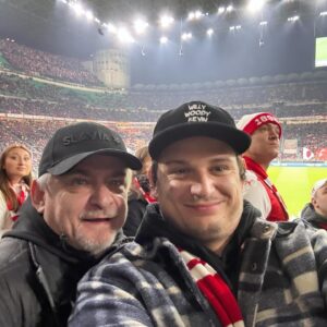 Michal Suchánek Instagram - výlet s tatínkem do Milána na jeden zátah. Ráno tam, po zápase zpět. Probíhalo to asi takhle nějak..

1. to je taková pohoda, že mě ty italové neznaj a pořád na mě někdo nečumí
2.doprdele, to náměstí je ale plný čechů. dělej pujč ty mi brejle 
3.vidim Zlatana, tamhle sedí. vyfotil bych si ho ale je mi to trapný
4.tam nahoře za náma je celý to červenobílý náměstí
⁣
Docela náročný, ještěže nás tam trenér nedal 🔴⚪️ @slaviapraha díky 🚀 voteklý nohy máme doteďka 😀
(červená to nebyla ani tam, ani tady)