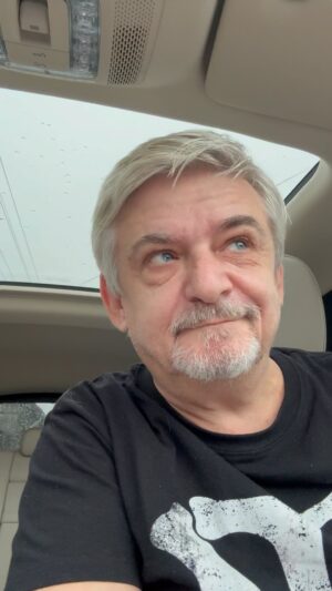 Michal Suchánek Instagram - Pro jistotu navrhuji tento text: “ A já, jenž mám výrazný pigment pokožky a nestojím úplně vpředu, se posunky hlásím o slovo, abych také mohl vinšovat” Sice se to nebude rýmovat a zabere to dvě sloky, ale snažím se vyjít vstříc…