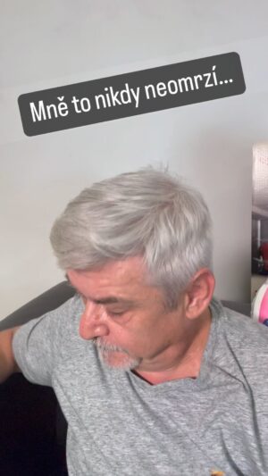 Michal Suchánek Instagram - Stokrát použité, já to vím. Ale bavím se představou, že by to každý nosil u sebe. Že by to všechno bylo tak nějak zábavnější. Paní na poště, než by se zeptala, co chcete, tak by se nadýchla…šéf by si dýchnul a pak vám oznámil, že vás propouští…polda oznamuje dopravní přestupek…režisér předvádí, jak hrát Cyrana…trenér seřve hráče…revizor si žádá jízdenku…volá soused, že vám shořel dům, manžel přiznává nevěru…soudce oznamuje výši trestu…(další situace už zmiňovat nebudu, přestože mne napadají, že jo)