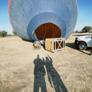 Michel Duval Instagram - Que te digo? Marzo 14, nuestra fecha… han pasado veinticuatro lunas desde aquel globo aerostatico en el que unimos caminos. Recuerdo perfectamente pasar por ti 6am, yo se que odias despertarte temprano. Recuerdo tu cara de nervios de estar tan alto, la pancarta que yo no pedí y esos ojos… carajo, esos ojos. El papelito que decia “novios?” y ese “si” ha sido uno de los sonidos mas hermosos que he escuchado en mi vida. 

Desde ese dia hemos vivido de todo, altas y bajas, desde nadar con delfines a perdernos en la nieve, hemos vivido perdidas, hemos visto Vampire Diaries, hemos cantado High School Musical en un Karaoke, (Yellow en Cold Play haha) y hasta aquel choque que nos mando al hospital. Risas, abrazos, lecciones, aventuras, lagrimas, atardeceres, miedos, sueños, paciencia, perdon, confianza todo a tu lado siempre es mejor.

Vaya que la vida nos ha puesto a prueba, pero la vida no contaba con lo guerreros que somos. Mi mejor amiga, maestra, complice, mi chimi. Ñiamo X ❤️‍🔥

“X” Ya Disponible En Todas Las Plataformas!