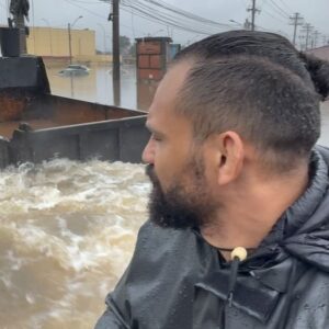 Michel Pereira Instagram - Estou exausto mas não me canso de ajudar. Nunca vi algo assim em toda a minha vida, por isso escolhi estar na linha de frente. Nós estamos com você, Rio Grande do Sul 🙏

I’m exhausted but I can’t get tired of helping. I’ve never seen anything like this in my entire life, so I chose to be on the front line. We are with you, Rio Grande do Sul 🙏