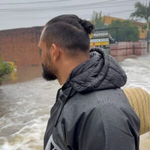 Michel Pereira Instagram - Estou exausto mas não me canso de ajudar. Nunca vi algo assim em toda a minha vida, por isso escolhi estar na linha de frente. Nós estamos com você, Rio Grande do Sul 🙏

I’m exhausted but I can’t get tired of helping. I’ve never seen anything like this in my entire life, so I chose to be on the front line. We are with you, Rio Grande do Sul 🙏