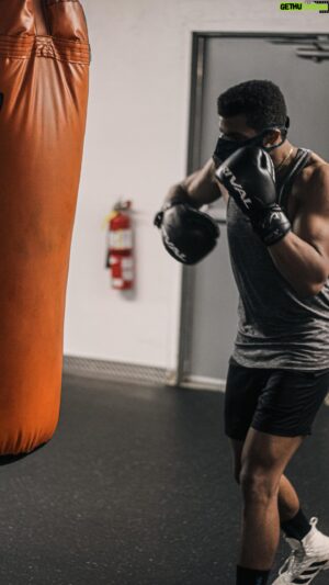Michel Rivera Instagram - no matter the situation you just push and win🐝🦋
No importa la situación, simplemente empuja y gana.💯

GOD IS EVERYTHING 

#motivation #motivacion #exercise #boxing #boxeo #skills #viral #like #fight #bodybuilding #body #footwork