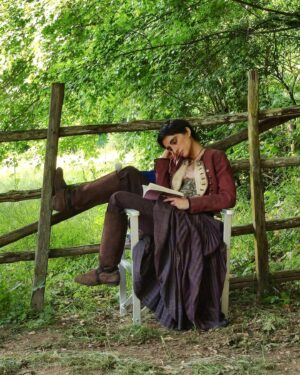 Michela De Rossi Instagram - «A Filomena, fin dal primo vagito, la morte le fu amica.
Passò con la sua mano bianca sul suo viso, e non la portò via con sé, ma la lasciò lì, nel campo dove sua madre l’aveva partorita. […] A dir la verità, Filomena era convinta che l’inferno fosse meglio del limbo, ma sapeva che non lo era per Reginella che, neanche fosse stata colpita da un sasso, si mise a urlare e, dopo essersi fatta il segno della croce, raccolse da terra, alla rinfusa, sterpi, fuscelli, erba, pietre e, sputando come se davanti a lei ci fosse il demonio, li lanciò contro Filomena.
Tu, le urlava, tu con la tua superbia farai una brutta fine.
Però ci stava molto attenta Reginella, quando le buttava le bestemmie, a tenere le dita incrociate per annullare quello che le usciva dalla bocca. Ma perché mi stai sempre tra i piedi? Le diceva esasperata quando non sapeva più come prenderla. Perché non te ne vai in giro da un’altra parte?» 
Licia Giaquinto - La Briganta e lo Sparviero 

BRIGANTI is on @netflix 
🪶⚔️