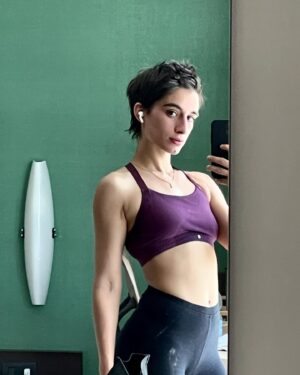 Michela De Rossi Instagram - «A Filomena, fin dal primo vagito, la morte le fu amica.
Passò con la sua mano bianca sul suo viso, e non la portò via con sé, ma la lasciò lì, nel campo dove sua madre l’aveva partorita. […] A dir la verità, Filomena era convinta che l’inferno fosse meglio del limbo, ma sapeva che non lo era per Reginella che, neanche fosse stata colpita da un sasso, si mise a urlare e, dopo essersi fatta il segno della croce, raccolse da terra, alla rinfusa, sterpi, fuscelli, erba, pietre e, sputando come se davanti a lei ci fosse il demonio, li lanciò contro Filomena.
Tu, le urlava, tu con la tua superbia farai una brutta fine.
Però ci stava molto attenta Reginella, quando le buttava le bestemmie, a tenere le dita incrociate per annullare quello che le usciva dalla bocca. Ma perché mi stai sempre tra i piedi? Le diceva esasperata quando non sapeva più come prenderla. Perché non te ne vai in giro da un’altra parte?» 
Licia Giaquinto - La Briganta e lo Sparviero 

BRIGANTI is on @netflix 
🪶⚔️