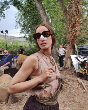 Michela De Rossi Instagram - «A Filomena, fin dal primo vagito, la morte le fu amica.
Passò con la sua mano bianca sul suo viso, e non la portò via con sé, ma la lasciò lì, nel campo dove sua madre l’aveva partorita. […] A dir la verità, Filomena era convinta che l’inferno fosse meglio del limbo, ma sapeva che non lo era per Reginella che, neanche fosse stata colpita da un sasso, si mise a urlare e, dopo essersi fatta il segno della croce, raccolse da terra, alla rinfusa, sterpi, fuscelli, erba, pietre e, sputando come se davanti a lei ci fosse il demonio, li lanciò contro Filomena.
Tu, le urlava, tu con la tua superbia farai una brutta fine.
Però ci stava molto attenta Reginella, quando le buttava le bestemmie, a tenere le dita incrociate per annullare quello che le usciva dalla bocca. Ma perché mi stai sempre tra i piedi? Le diceva esasperata quando non sapeva più come prenderla. Perché non te ne vai in giro da un’altra parte?» 
Licia Giaquinto - La Briganta e lo Sparviero 

BRIGANTI is on @netflix 
🪶⚔️
