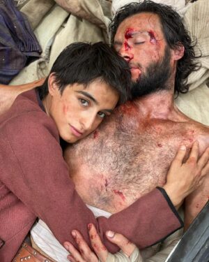 Michela De Rossi Instagram - «A Filomena, fin dal primo vagito, la morte le fu amica.
Passò con la sua mano bianca sul suo viso, e non la portò via con sé, ma la lasciò lì, nel campo dove sua madre l’aveva partorita. […] A dir la verità, Filomena era convinta che l’inferno fosse meglio del limbo, ma sapeva che non lo era per Reginella che, neanche fosse stata colpita da un sasso, si mise a urlare e, dopo essersi fatta il segno della croce, raccolse da terra, alla rinfusa, sterpi, fuscelli, erba, pietre e, sputando come se davanti a lei ci fosse il demonio, li lanciò contro Filomena.
Tu, le urlava, tu con la tua superbia farai una brutta fine.
Però ci stava molto attenta Reginella, quando le buttava le bestemmie, a tenere le dita incrociate per annullare quello che le usciva dalla bocca. Ma perché mi stai sempre tra i piedi? Le diceva esasperata quando non sapeva più come prenderla. Perché non te ne vai in giro da un’altra parte?» 
Licia Giaquinto - La Briganta e lo Sparviero 

BRIGANTI is on @netflix 
🪶⚔️