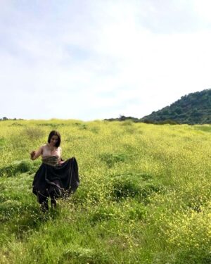 Michela De Rossi Instagram - «A Filomena, fin dal primo vagito, la morte le fu amica.
Passò con la sua mano bianca sul suo viso, e non la portò via con sé, ma la lasciò lì, nel campo dove sua madre l’aveva partorita. […] A dir la verità, Filomena era convinta che l’inferno fosse meglio del limbo, ma sapeva che non lo era per Reginella che, neanche fosse stata colpita da un sasso, si mise a urlare e, dopo essersi fatta il segno della croce, raccolse da terra, alla rinfusa, sterpi, fuscelli, erba, pietre e, sputando come se davanti a lei ci fosse il demonio, li lanciò contro Filomena.
Tu, le urlava, tu con la tua superbia farai una brutta fine.
Però ci stava molto attenta Reginella, quando le buttava le bestemmie, a tenere le dita incrociate per annullare quello che le usciva dalla bocca. Ma perché mi stai sempre tra i piedi? Le diceva esasperata quando non sapeva più come prenderla. Perché non te ne vai in giro da un’altra parte?» 
Licia Giaquinto - La Briganta e lo Sparviero 

BRIGANTI is on @netflix 
🪶⚔️