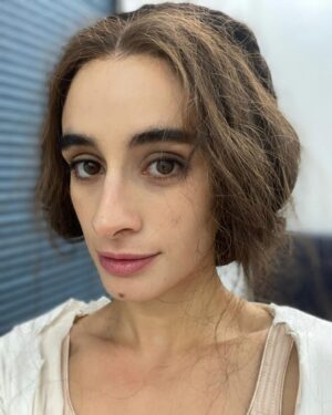 Michela De Rossi Instagram - «A Filomena, fin dal primo vagito, la morte le fu amica.
Passò con la sua mano bianca sul suo viso, e non la portò via con sé, ma la lasciò lì, nel campo dove sua madre l’aveva partorita. […] A dir la verità, Filomena era convinta che l’inferno fosse meglio del limbo, ma sapeva che non lo era per Reginella che, neanche fosse stata colpita da un sasso, si mise a urlare e, dopo essersi fatta il segno della croce, raccolse da terra, alla rinfusa, sterpi, fuscelli, erba, pietre e, sputando come se davanti a lei ci fosse il demonio, li lanciò contro Filomena.
Tu, le urlava, tu con la tua superbia farai una brutta fine.
Però ci stava molto attenta Reginella, quando le buttava le bestemmie, a tenere le dita incrociate per annullare quello che le usciva dalla bocca. Ma perché mi stai sempre tra i piedi? Le diceva esasperata quando non sapeva più come prenderla. Perché non te ne vai in giro da un’altra parte?» 
Licia Giaquinto - La Briganta e lo Sparviero 

BRIGANTI is on @netflix 
🪶⚔️