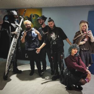 Michele Poggi Instagram - Invecchierà bene la prima foto (l’ho chiesta io, shhshsh), vero?

Il dietro le quinte della Veteran Run di Bloodborne è più ampio di quanto non sembri, fellow Hunters. In questi scatti mancano per esempio @sara.scmp, @thepinna e @badafrart della Opening, oltre al mio co-writer @lami.fa.cose !

È stato incredibile, e credetemi: lo sarà. }*{