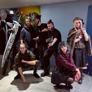 Michele Poggi Instagram - Invecchierà bene la prima foto (l’ho chiesta io, shhshsh), vero?

Il dietro le quinte della Veteran Run di Bloodborne è più ampio di quanto non sembri, fellow Hunters. In questi scatti mancano per esempio @sara.scmp, @thepinna e @badafrart della Opening, oltre al mio co-writer @lami.fa.cose !

È stato incredibile, e credetemi: lo sarà. }*{