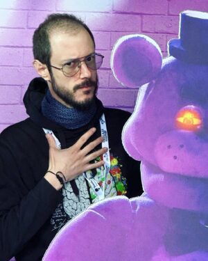 Michele Poggi Instagram - Io lo conosco come un titolo costruito intorno all’ansia e al jumpscare; un titolo indipendente dal successo imprevisto, improvviso ed esplosivo nato dalla condivisione dei giocatori grazie allo stravolgimento che la nascita del web ha dato al medium. Ricordo anche un’enorme (a me sconosciuta) scena di fan speculatori, quindi… Cosa nasconde esattamente questo franchise? Il film è già in in tutti in cinema, e in nome del famoso giorno libero… Lo andrò a vedere, quindi sicuramente ne parleremo!

#FiveNightsAtFreddys #SoloAlcinema! #FNAF #AD

@universalpicturesita @universalhorrorit