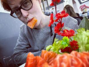 Michele Poggi Instagram - Ultima Cena al Sushi vicino l’ormai quasi ex-caSabaku. Cameriere che ci conosce e si finisce a fare una foto sponsor finale (NON DITELO AL MANAGEMENT) per le serate passate “insieme”. Hugo mascotte, ormai.