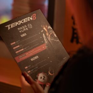 Michele Poggi Instagram - L’evento per il lancio di Tekken 8 di RoundTwo mi ha di nuovo ricordato quanto é prezioso uscire dalla grotta~. É stato splendido, e queste foto son talmente fighe (fatte da @alelamma 🎆) che mi sto chiedendo perché non ho un fotografo che mi segue ovunque. (@alis.mars.photo candidata assai, vista la meritata pubblicità nell’anima dei creativi 👀📸)