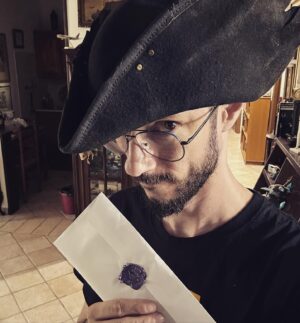 Michele Poggi Instagram - Tempo fa @federico_sassetti mi ha fatto dono di questo tricorno su misura, e non avevo ancora avuto chance di mostrarvelo.

Chissà, forse in quella busta c’è l’invito per un evento speciale? *schiocco di dita

[Sí, é un tease e ne riparleremo]