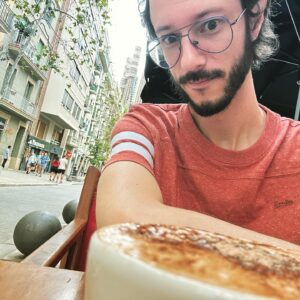 Michele Poggi Instagram - Voi PENSERESTE che i cappuccini vicino alla Sagrada Familia sono garantiti nell’esser buoni, eh?

E H . ⛽️
