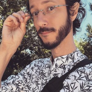 Michele Poggi Instagram - Oggi sono in un parco stupendo, passeggiando nell’overthinking più totale e ri-sperimentando i vecchi occhiali.