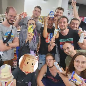 Michele Poggi Instagram - Sono nel volo di ritorno, e mi son visto quasi 1000 media, fra foto e video, per fare questo post.

Sì: è stato un viaggio COSÌ attivo e partecipativo, COSÌ vivace, COSÌ memorabile. Grazie.

Nel 2019 l’organizzazione fu tremenda, eravamo 120  e con problemi di comunicazione: per stare insieme raggruppavo ventine di persone al giorno per passeggiare nelle notti di Tokyo; ma in questo 2023 (il tour che sarebbe stato del 2020) è andato tutto in modo Meravigliosamente evoluto, ordinato e umanamente intimo. Ruby Travel ha fatto davvero serissimi passi in avanti, ma quel che volevo raccontare qui è altro.

Ho vissuto uno dei viaggi più belli che potessi sognar di immaginare, e ho passato con chi di voi era presente momenti così significativi da essermene commosso. Ho ricevuto parole e gesti che non potrò nè vorrò mai dimenticare.

“Inaspettata Commozione #”, insomma.

È stata una Figata, ragazzi.
Le idee, gruppi di chat, sintonia, discussioni, eventi vissuti e sentiti raccontare. 

Vorrei non solo diventasse una tradizione annuale e con programmi ancor più variabili, ma che si diminuisse ancora oltre il numero massimo di persone per poterci davvero essere Sempre per tutti. 

Sto tornando carico e felice, pronto e “preso bene” per questo 4.0 che, ormai, è Finalmente PARTITO. Cioè, pensateci: non solo ho voglia di creare uno “Spirito del Vlog” per raccontare tutto (e mostrare cose~!) come ai vecchi tempi, ma domani arriva la prima Effigie e nelle prossime settimane inizia l’effettiva produzione dell’AOIII [4]! GO.