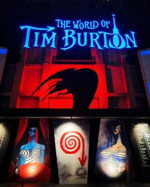 Michele Rosiello Instagram - Quando si ritorna sul luogo del crimine..
Da #guidaastrologicapercuoriinfranti a #timburton 💫🤖