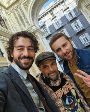 Michele Rosiello Instagram - Quando lavori "da casa"...
#lavocechehaidentro 
regia di @eros_puglielli
@luckyred
@mediasetinfinity 
@fiction_mediaset 
#raffaeleferrara