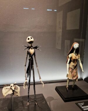 Michele Rosiello Instagram - Quando si ritorna sul luogo del crimine..
Da #guidaastrologicapercuoriinfranti a #timburton 💫🤖