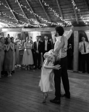 Michele Rosiello Instagram - por una cabeza
todas las locuras
para una mujer
todos los poemas
bailo el tango 
por una noche
y bailaré toda mi vida

@denisecapezzaofficial 🤍🥀
.
.
@virum_napoli 🤵
@lebaobabsposa 👰
@la_conca_sul_mare 
@studiofotograficocaserta