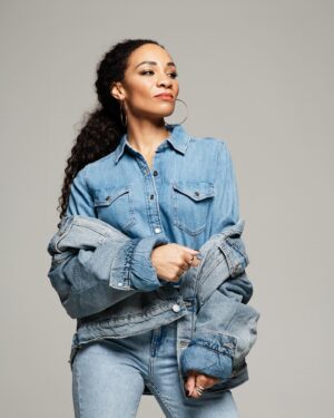 Michelle Ackerley Instagram - Going in for the triple denim 🙌🏾

📷 @charlmaraisphoto 
💄 @robertomuroni